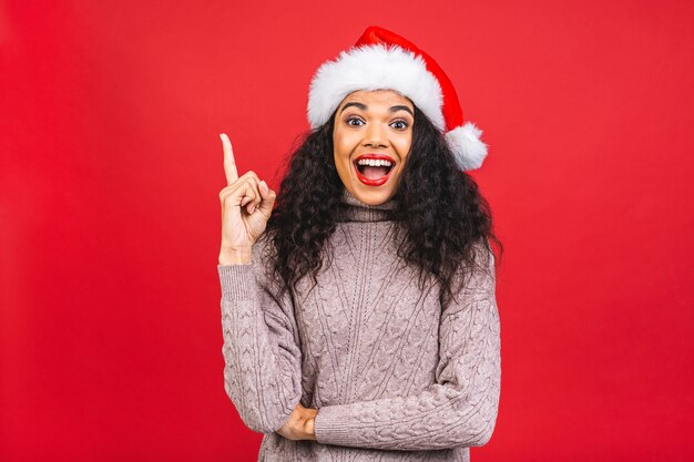 Bella donna sorridente in cappello di Babbo Natale