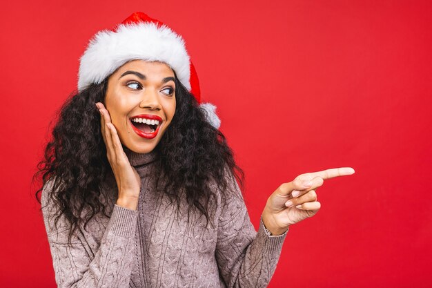 Bella donna sorridente in cappello di Babbo Natale