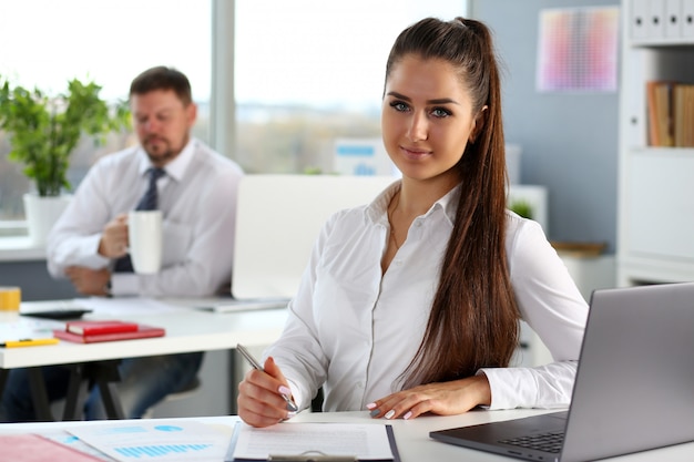 Bella donna sorridente sul posto di lavoro