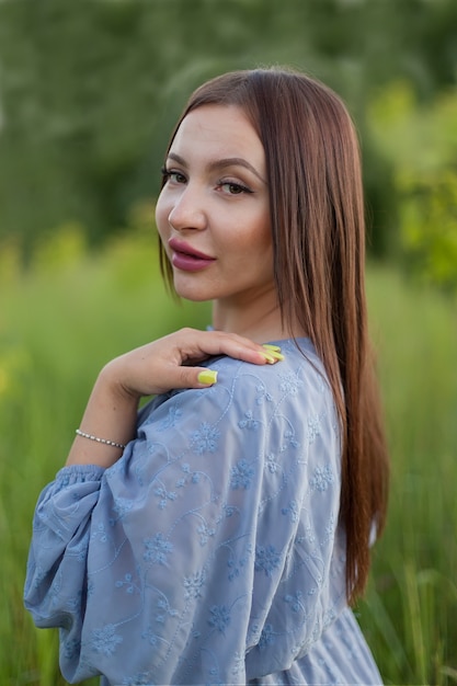 Bella donna spensierata nel prato di grano.