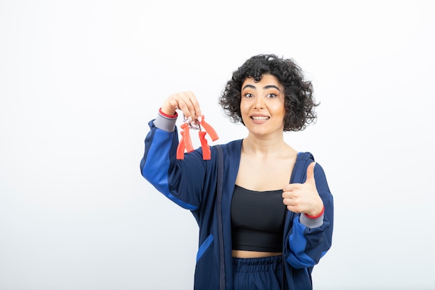 bella donna sportiva che tiene espansori mano.