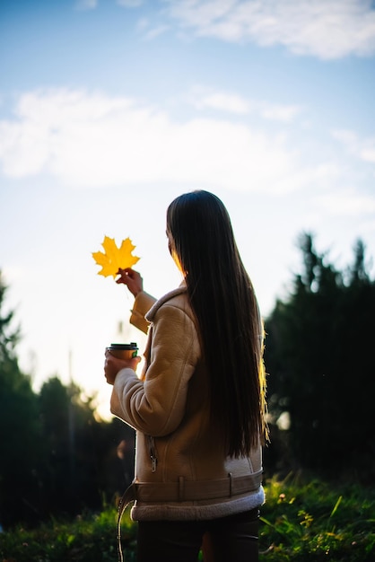 Bella donna stile di vita in autunno natura Bella giovane donna attraente divertirsi all'aperto