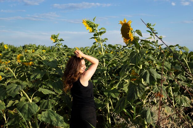 bella donna su un campo di girasoli