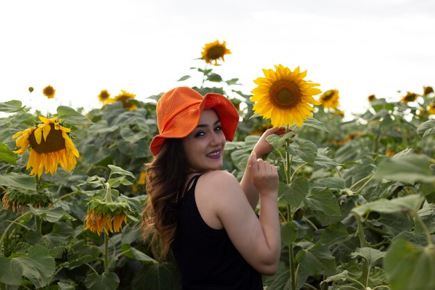 bella donna su un campo di girasoli