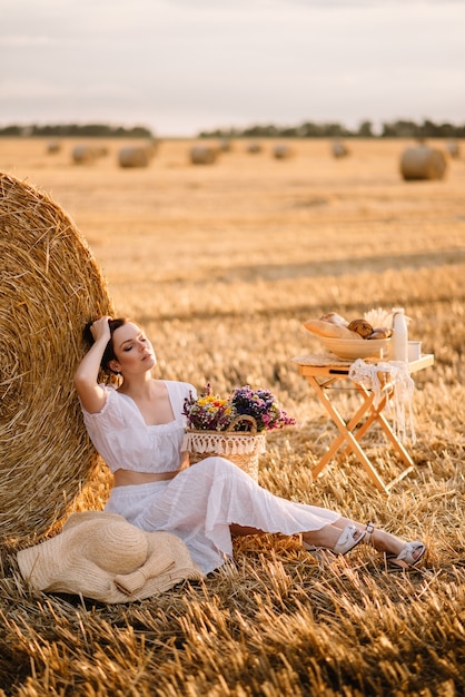 Bella donna su un campo falciato