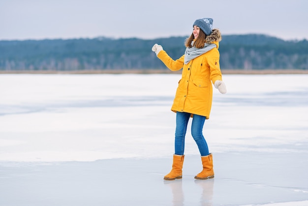 Bella donna su un lago ghiacciato