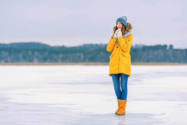 Bella donna su un lago ghiacciato