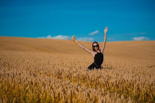 Bella donna sul campo agricolo in estate