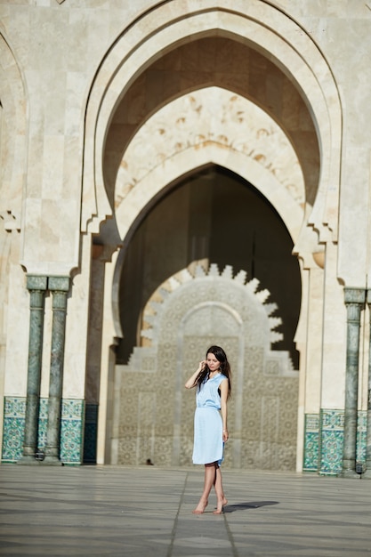 Bella donna sullo sfondo della moschea di Casablanca in Marocco