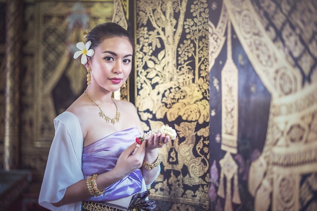 Bella donna tailandese in abito tradizionale tailandese