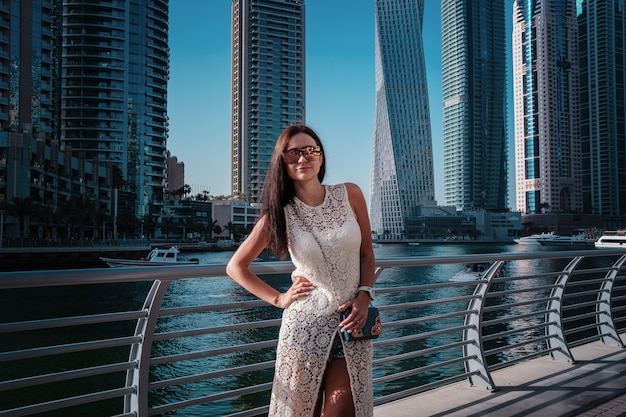 Bella donna turistica felice nel porticciolo del Dubai