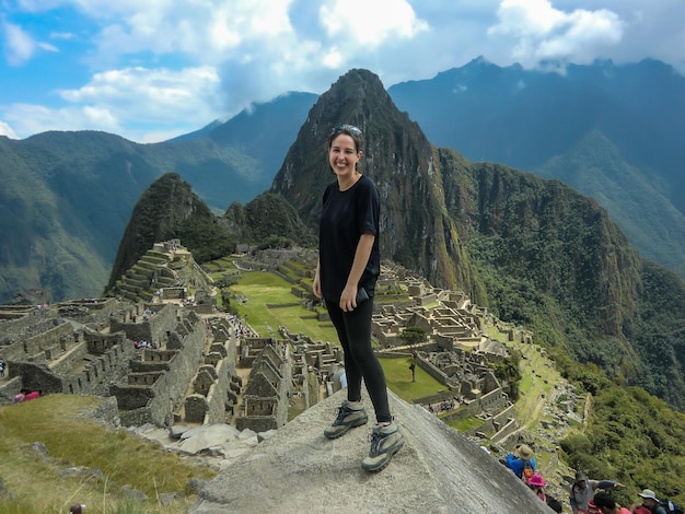 Bella donna turistica in posa nel Santuario di Machu Picchu, Urubamba - Cusco - Perù.