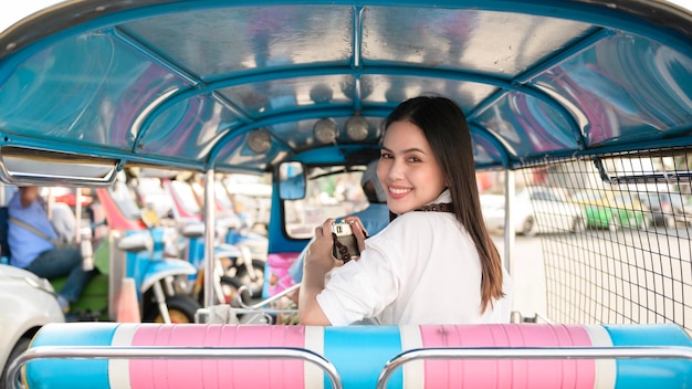 Bella donna turistica in vacanza visitando ed esplorando la città di Bangkok Thailandia