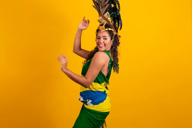 Bella donna vestita per la notte di carnevale Donna afro con costume di carnevale