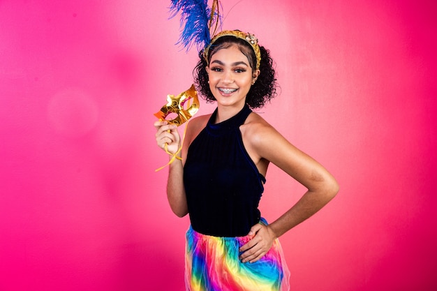 Bella donna vestita per la notte di carnevale. Donna afro con trucco di carnevale