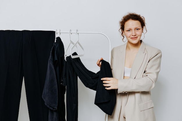 Bella donna Vestiti che si adattano a uno stile elegante vestito di moda studio sfondo chiaro inalterato