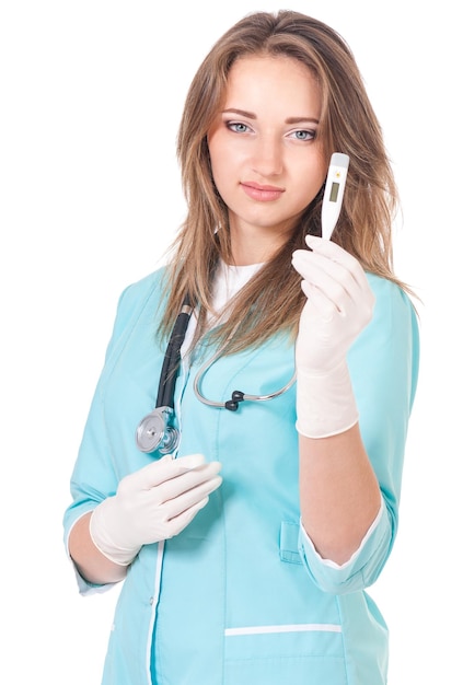 Bella dottoressa che tiene in mano un termometro isolato su uno sfondo bianco