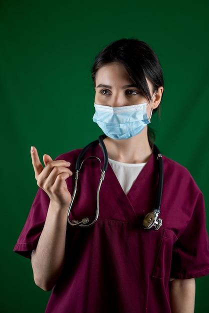 Bella dottoressa in camice bianco con lo stetoscopio a vita alta