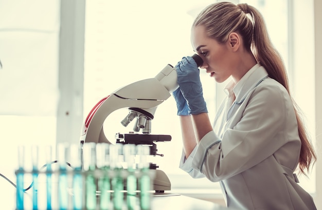 Bella dottoressa in laboratorio