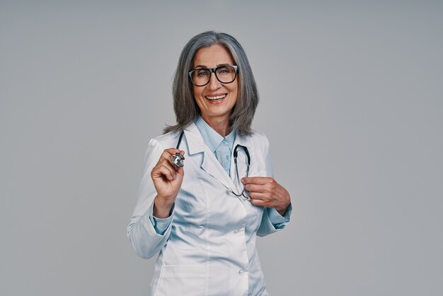 Bella dottoressa matura che guarda l'obbiettivo e sorridente