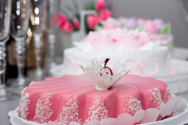 Bella e deliziosa torta di compleanno su un tavolo