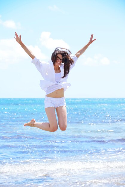 bella e felice donna ragazza sulla spiaggia divertirsi e rilassarsi durante le vacanze estive sul bellissimo mare tropicale