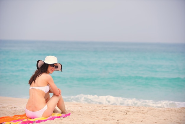 bella e felice donna ragazza sulla spiaggia divertirsi e rilassarsi durante le vacanze estive sul bellissimo mare tropicale