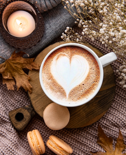 Bella e romantica composizione autunnale con una tazza di caffè