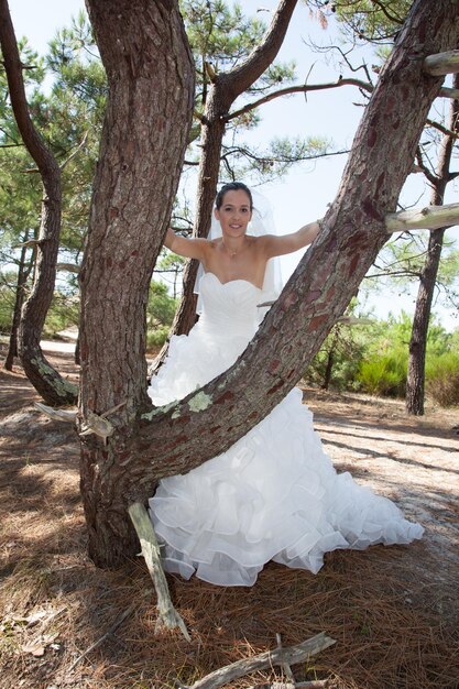 Bella e una bella sposa all'aperto