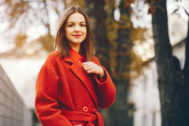 bella ed elegante ragazza che cammina per la città estiva