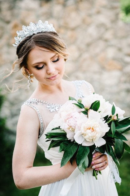 Bella ed elegante sposa nel suo abito da sposa