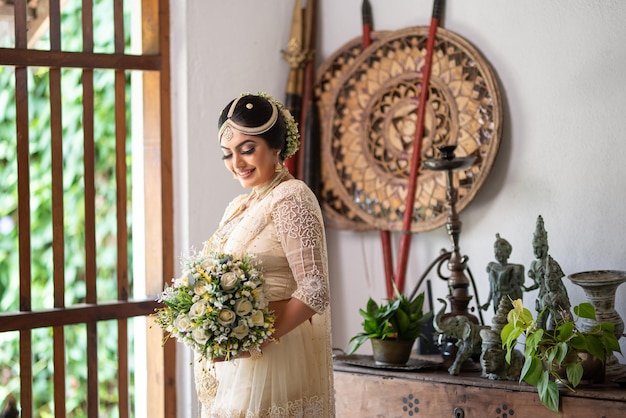 Bella ed elegante sposa tradizionale Kandyan dello Sri Lanka