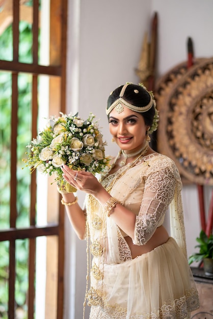 Bella ed elegante sposa tradizionale Kandyan dello Sri Lanka