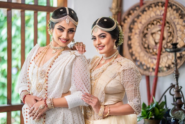 Bella ed elegante sposa tradizionale Kandyan dello Sri Lanka