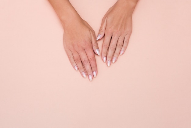 Bella elegante manicure femminile