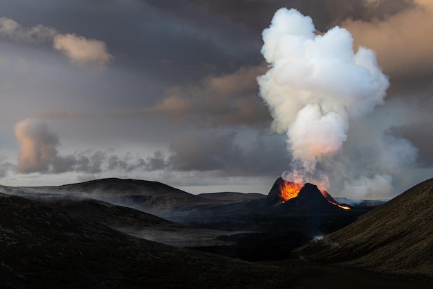 Bella eruzione vulcanica a Fagradalsfjall nell'Islanda meridionale