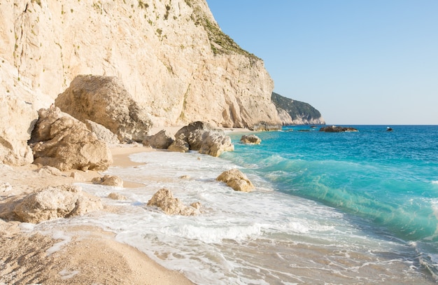 Bella estate bianca spiaggia di Porto Katsiki sul Mar Ionio (Lefkada, Grecia)