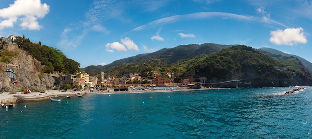Bella estate Monterosso vista dalla nave da escursione Uno dei cinque famosi villaggi del Parco Nazionale delle Cinque Terre in Liguria Italia Persone irriconoscibili