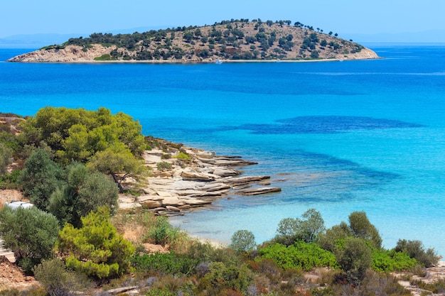 Bella estate paesaggio della costa del Mar Egeo. Vista dalla spiaggia di Lagonisi, Sithonia, Halkidiki, Grecia.