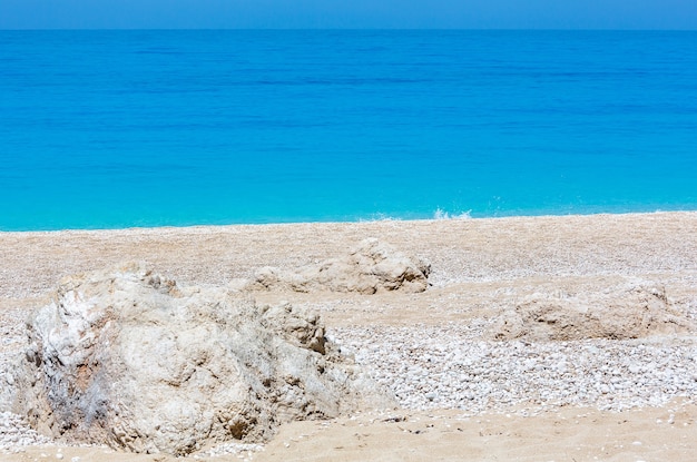 Bella estate spiaggia bianca di Egremni sul panorama del Mar Ionio (Lefkada, Grecia).
