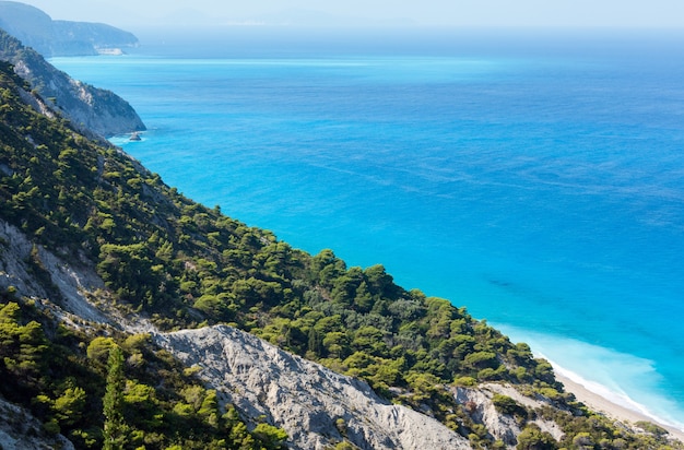 Bella estate spiaggia della costa di Lefkada (Grecia, Mar Ionio) vista dall'alto