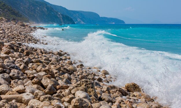 Bella estate spiaggia pietrosa della costa di Lefkada (Grecia, Mar Ionio)