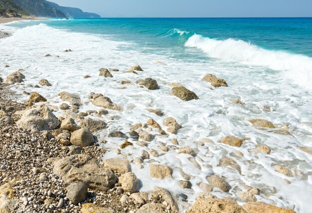 Bella estate spiaggia pietrosa della costa di Lefkada, Grecia, Mar Ionio