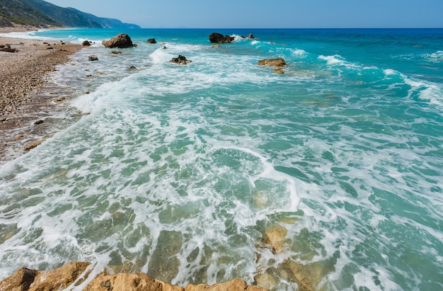 Bella estate spiaggia pietrosa della costa di Lefkada, Grecia, Mar Ionio