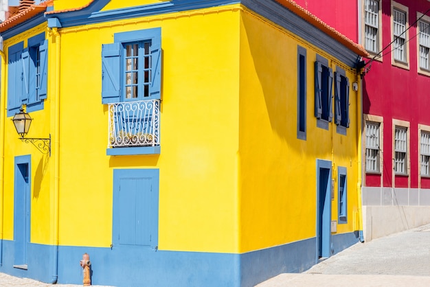 Bella facciata gialla dell'edificio nel centro storico della città di Aveiro in Portogallo