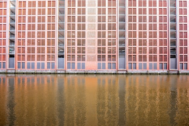 Bella facciata in mattoni rossi del vecchio edificio del parcheggio auto a Hafencity ad Amburgo, Germania