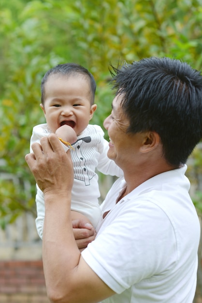 Bella famiglia asiatica