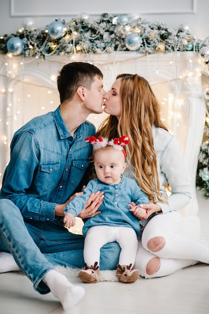 Bella famiglia che celebra il Natale a casa