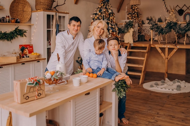 Bella famiglia che celebra il Natale