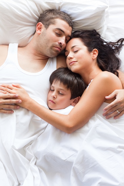 Bella famiglia che dorme insieme